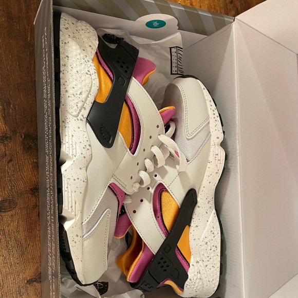 NEVER WORN Nike Air Hurache - Womens - Picture 6 of 6